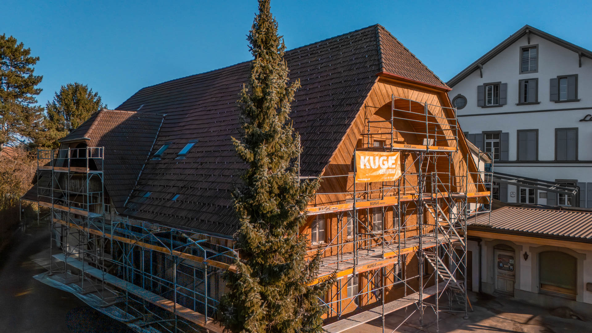 Gerüstbau-Projekt in Dornach – Fassadengerüst im Birstal unterhalb des Gempenplateaus – Foto: KUGE Bau AG