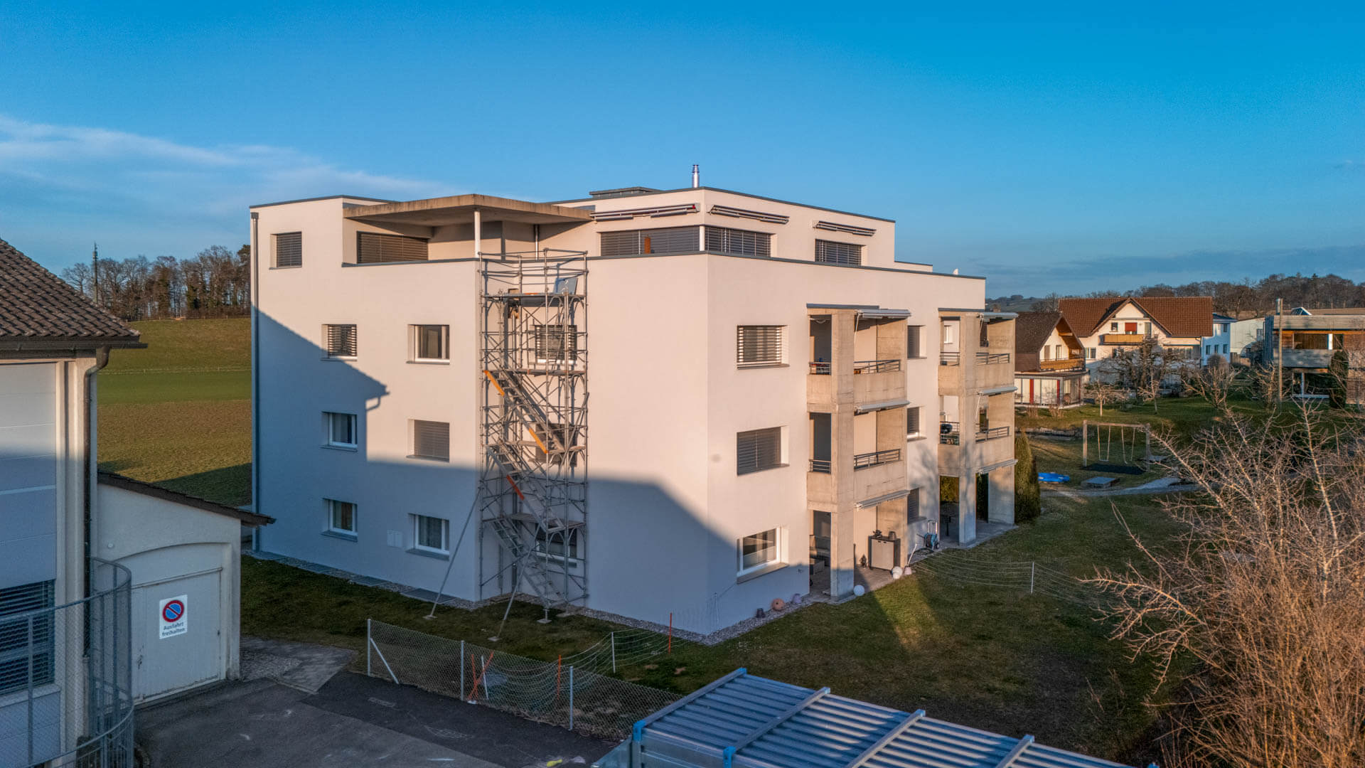 Fassadengerüst mit Treppenturm an einem Mehrfamilienhaus-Neubau – Beispielbild – Foto: KUGE Bau AG