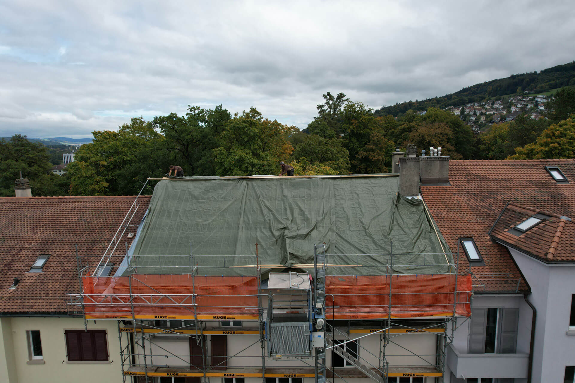 Dachgerüst an einem Reihenhaus in Riehen – Foto: KUGE Bau AG