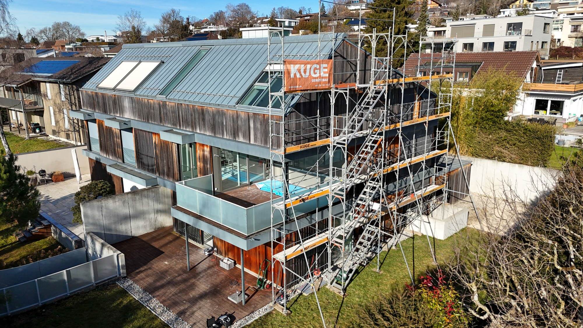 Fassadengerüst in Basel – Montage an einem Mehrfamilienhaus in Pratteln. Foto: KUGE Bau AG