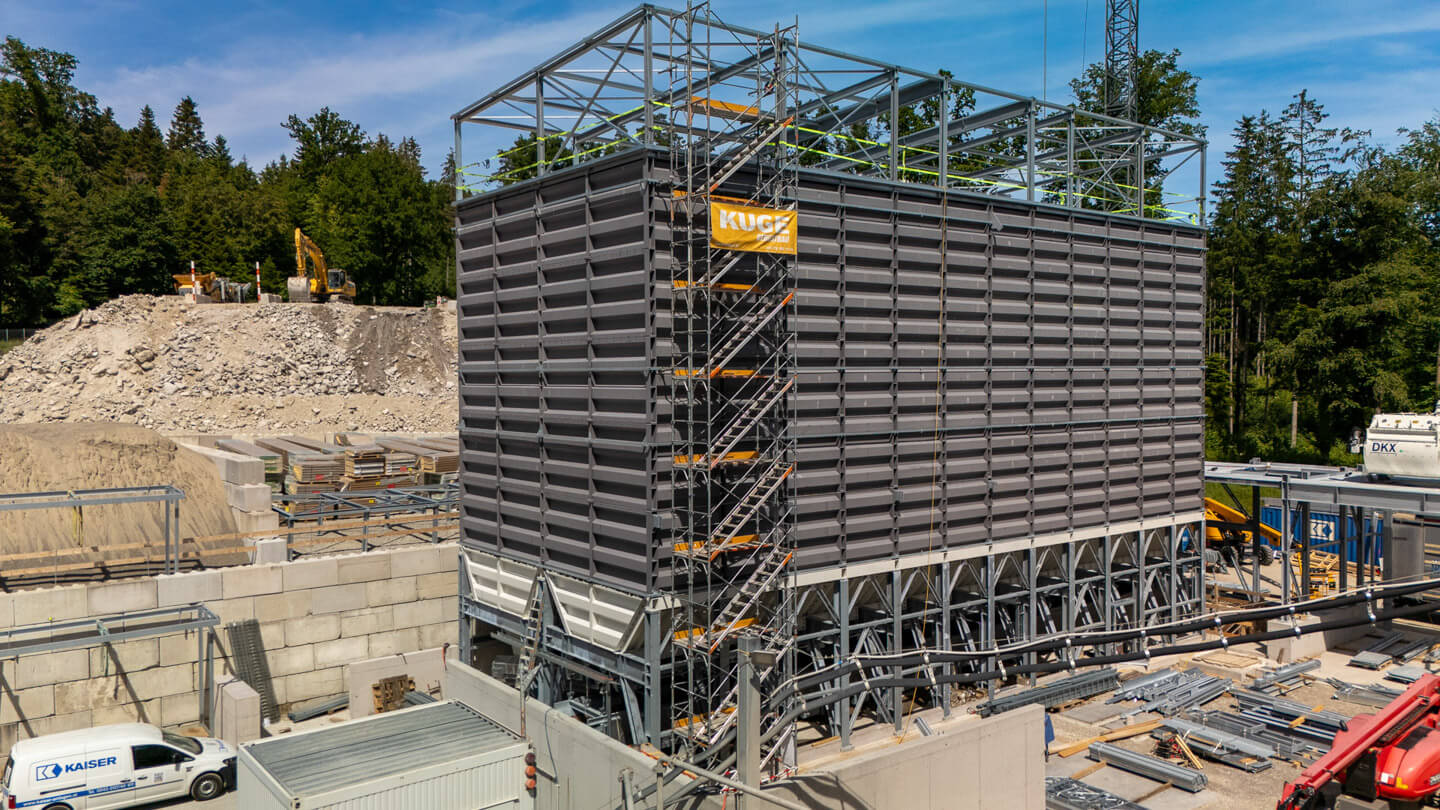 Industriegerüst-Montage in einer Werkhalle in der Region Basel – Foto: KUGE Bau AG