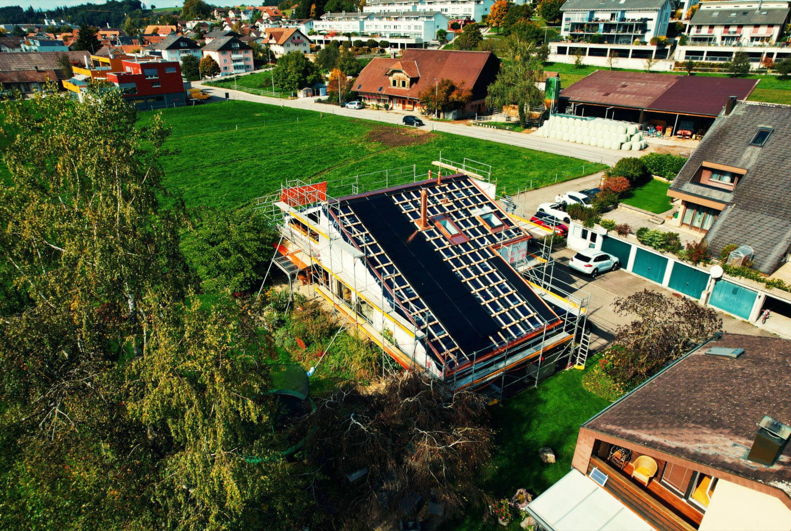 Gerüst mit Seitenschutz an einem Wohnhaus in der Region Basel – Foto: KUGE Bau AG
